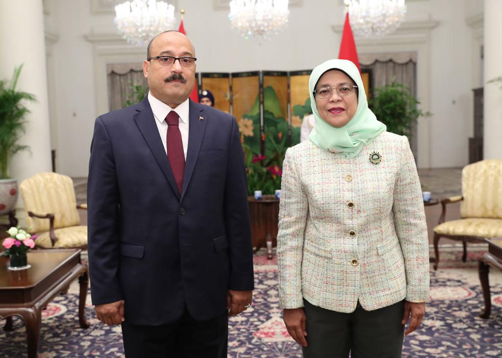 السفير الشميري يبحث مع رئيسة سنغافورة العلاقات بين البلدين