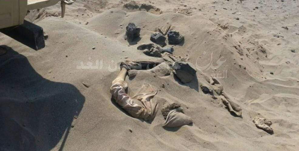 العثور على 9 جثث حديثة الدفن اثناء رفع مخلفات عشوائية في عدن