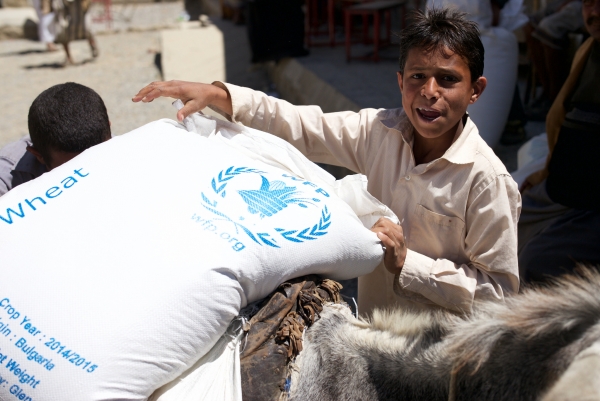 الغذاء العالمي يتهم الحوثيين بنهب الاغاثة ويقول "يسرقون المساعدات من أفواه الجائعين"