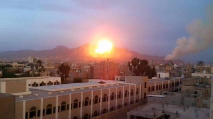 فيديو يوثق لحظة وقوع الانفجار في مخازن السلاح بجبل نقم  بالعاصمة صنعاء 