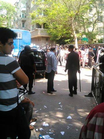 بالفيديو ـ لحظة إعتداء الأمن المصري بالضرب على العالقين أمام السفارة اليمنية بالقاهرة