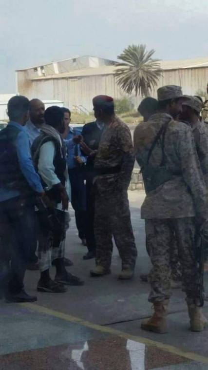 بالفيديو: اللواء الصبيحي في مطار عدن بعد تحرير أجزاء منه من يد القوات الخاصة