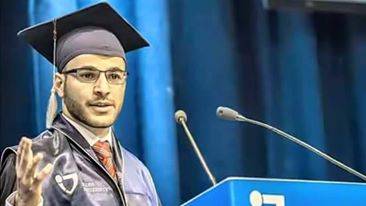 شاب عبقري يمني يحصد 4 ملايين إعجاب على الفيسبوك لنشره "العلوم"