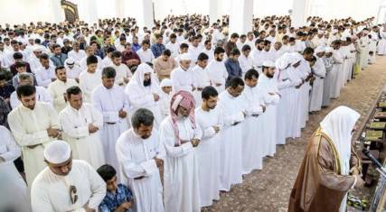 إيران تمنع أهل السنة من أداء صلاة العيد