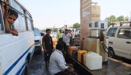 الحكومة اليمنية ترفع أسعار الوقود لتعزيز الإيرادات 