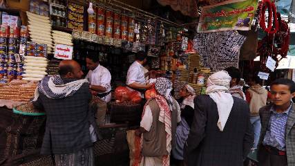 اليمنيون يتخلون عن مشتريات رمضان