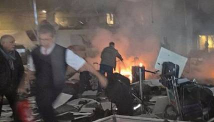 تركيا: عشرات القتلى والجرحى بانفجارين في مطار أتاتورك