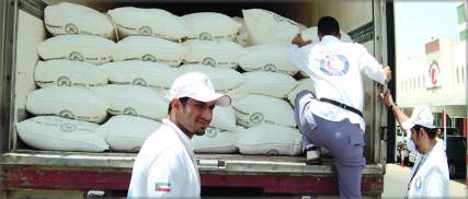 الهلال الأحمر الكويتي يواصل توزيع المساعدات على اللاجئين اليمنيين بالصومال
