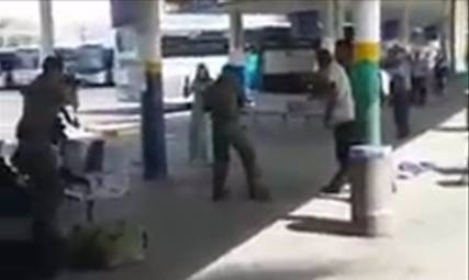 شاهد فيديو .. إطلاق نار بدم بارد من مسافة صفر على فلسطينية من قبل جنود الاحتلال