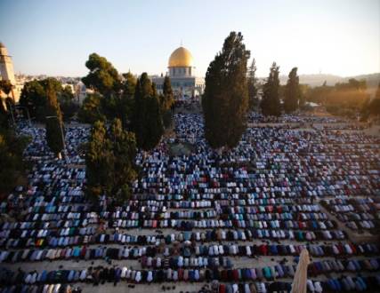 عشرات الآلاف يؤدون صلاة العيد في الأقصى