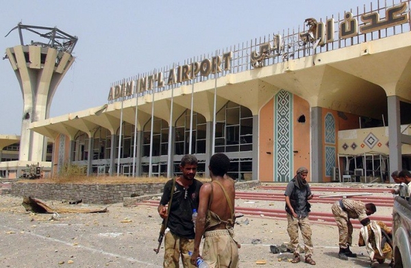 وزير الاعلام: مليشيا الحوثي استهدفت مطار عدن بصواريخ ايرانية الصنع 