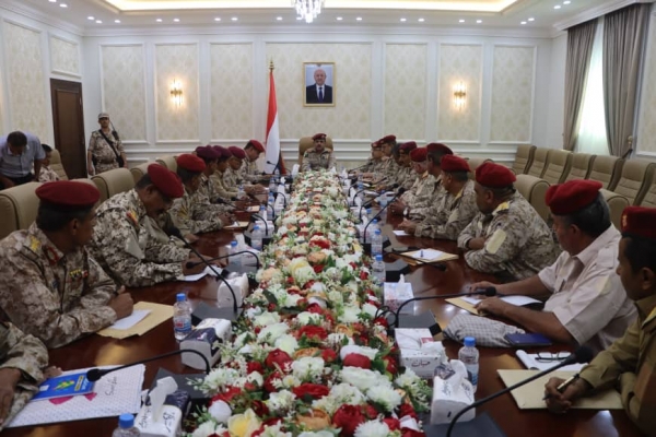 وزير الدفاع يتهم المجتمع الدولي بالتراخي تجاه جماعة الحوثي