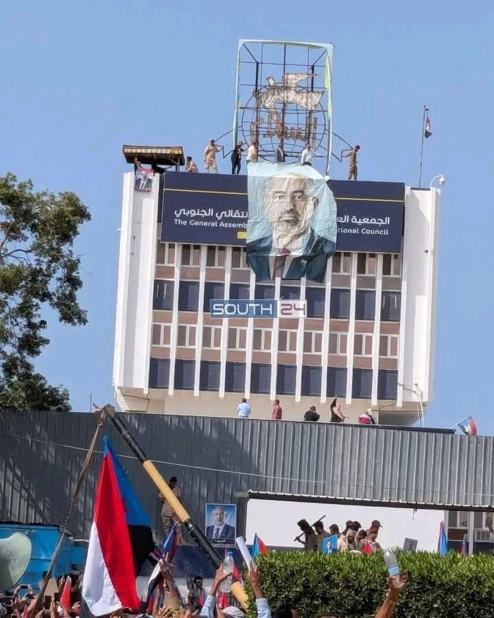 عيدروس الزبيدي يعود إلى المباني المنهوبة في عدن.. أنصار الانتقالي المدعوم من الإمارات يعيدون فتح مقراته بالقوة (صور)