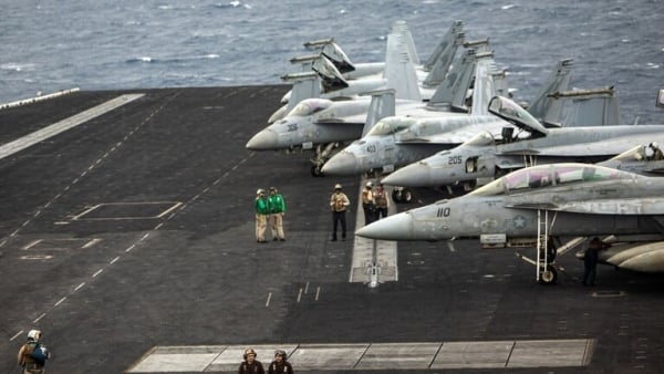 وزارة الدفاع الأمريكية تمدد فترة إنتشار حاملة الطائرات والسفن 