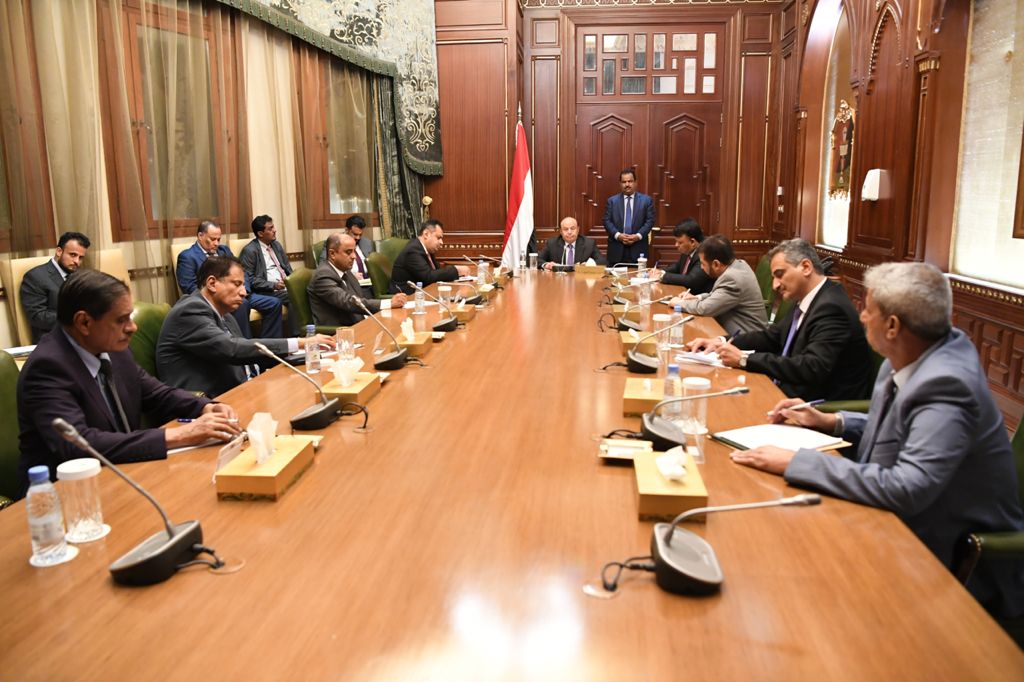 الرئيس هادي يوجه رئيس الحكومة بالجلوس مع المحافظين وتوفير كافة الاحتياجات الملحة للمواطنين