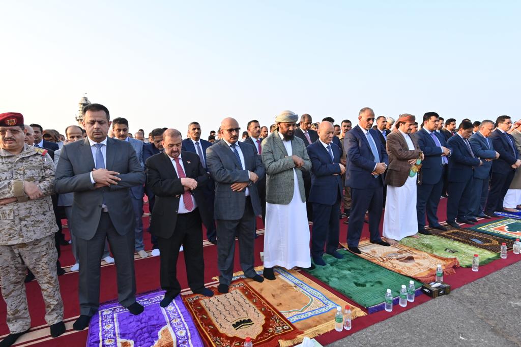 للمرة الأولى منذ سنين: قيادات الدولة يؤدون صلاة عيد الفطر في عدن  