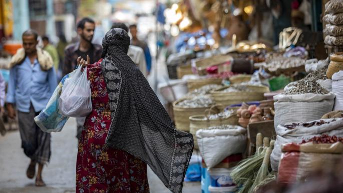 اتهامات متبادلة بين الحوثيين ومجمعات تجارية بإشعال الغلاء