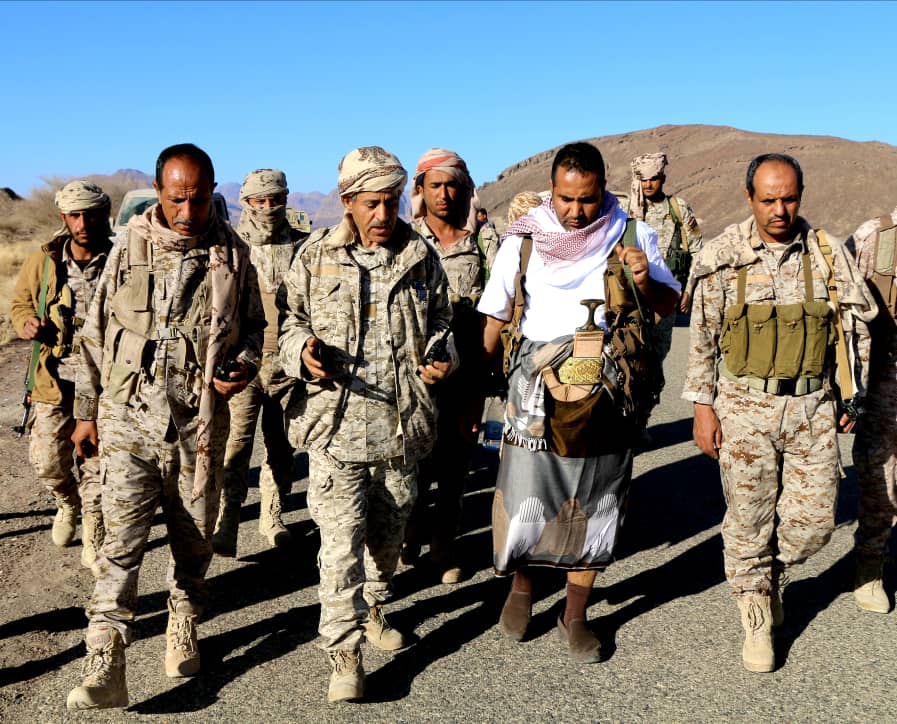 قيادات محلية وعسكرية  تتفقد أبطال الجيش في جبهة صرواح بمأرب