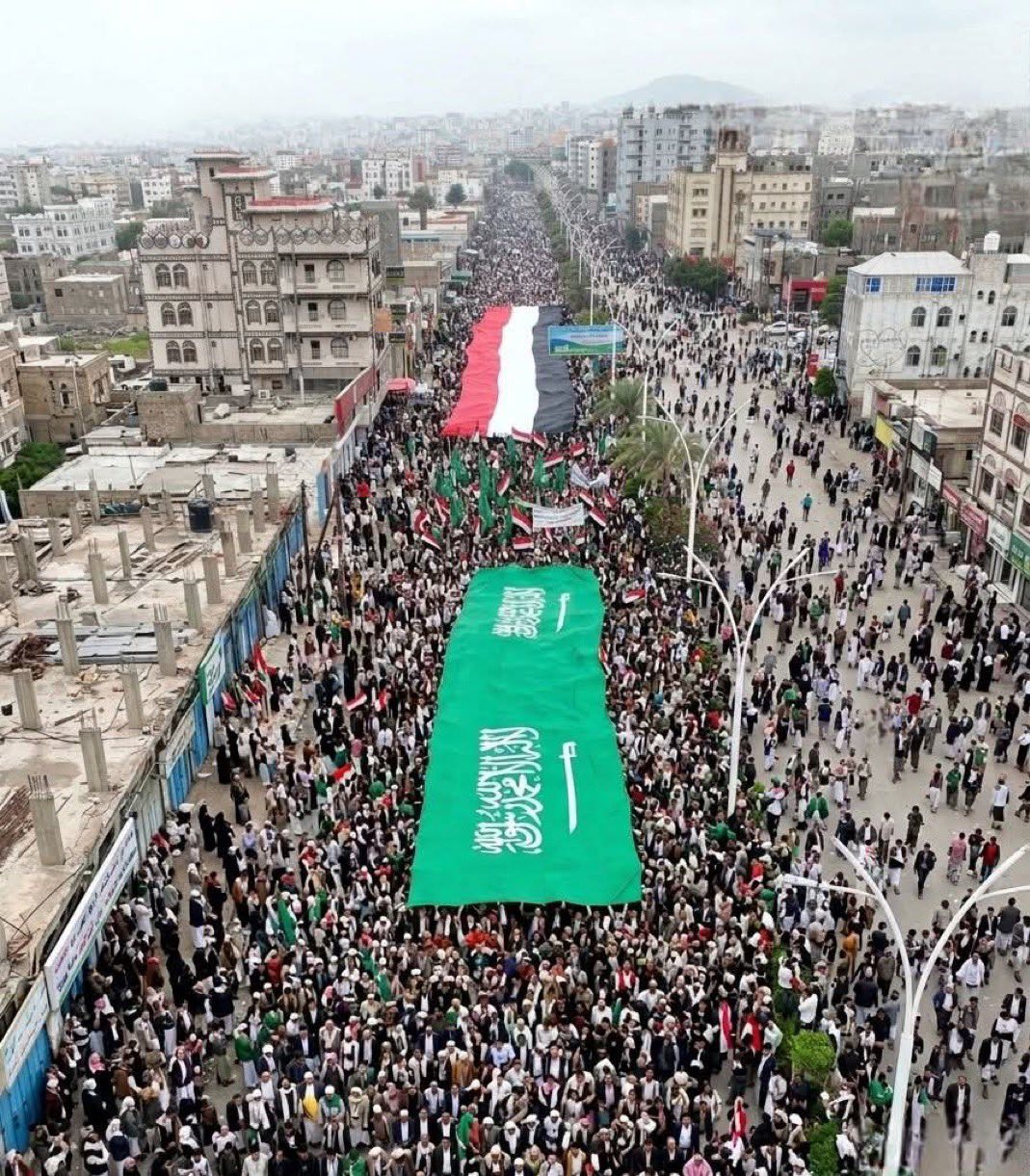 حشود جماهيرية في المخا تضامنًا مع السعودية ودول الخليج في مواجهة العدوان الإيراني.. (صور)