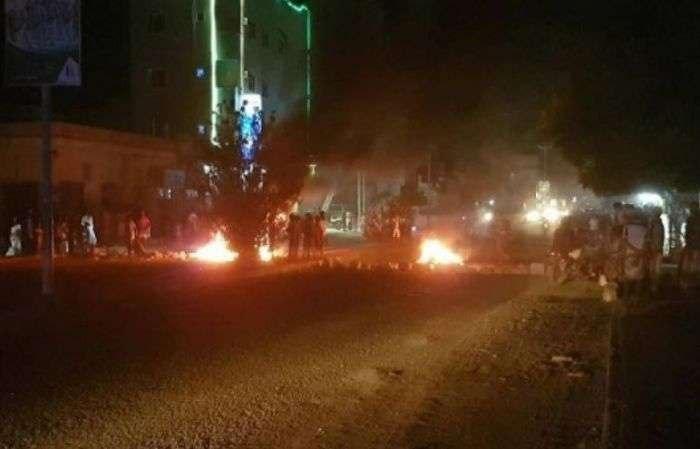 استمرار الاحتجاجات الشعبية في عدن بسبب انهيار خدمة الكهرباء والحكومة تعقد اتفاقاً مؤقتاً مع تاجر مشتقات
