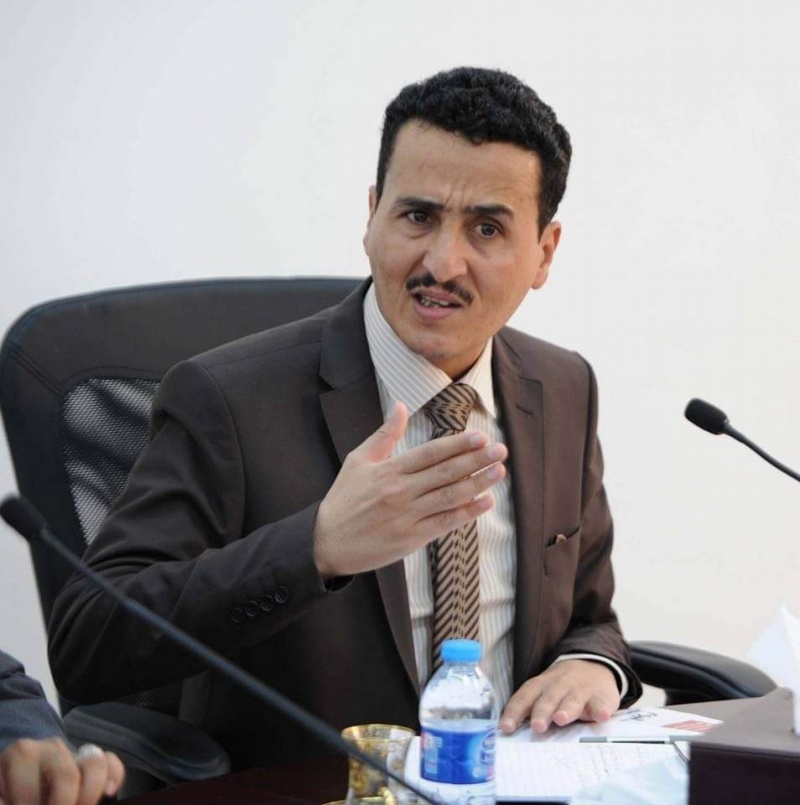 الحكومة توقف راتب مسؤول حكومي بعد إشادته ببدر الدين الحوثي وأسرته