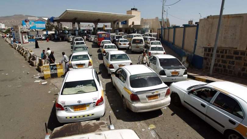 شركة النفط التابعة للحوثيين تعلن عن أزمة في المشتقات النفطية والحكومة الشرعية توضح سبب الأزمة