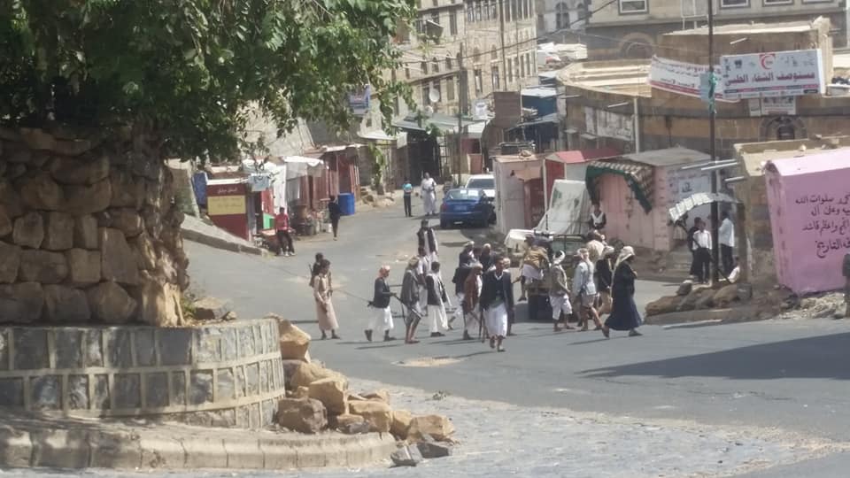 قيادات مؤتمرية تتجول في شوارع المحويت بعد تطهيرها أمس