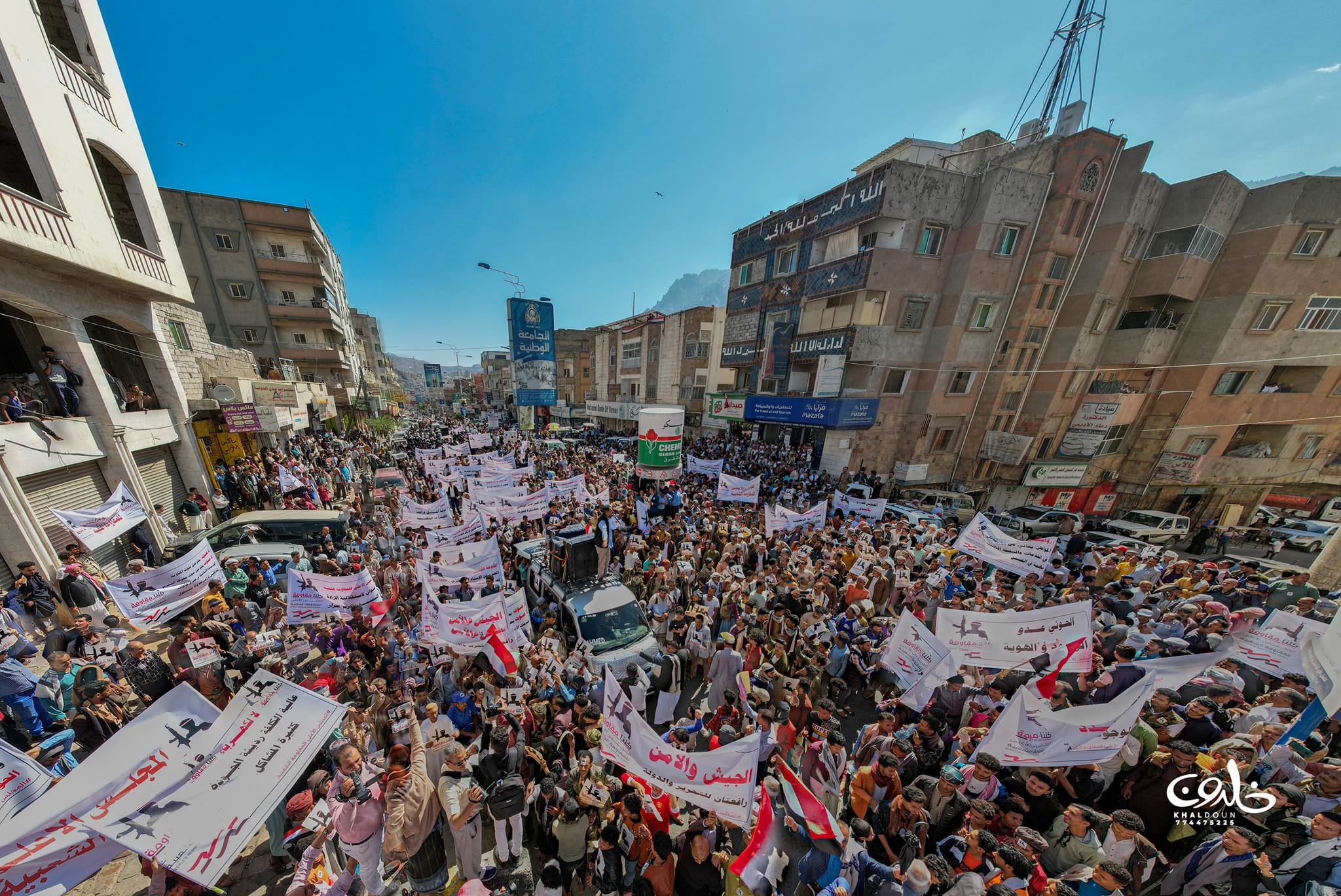 مسيرة حاشدة في تعز تؤكد استمرار معركة التحرير وتطالب بدعم الجيش