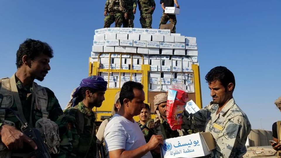 الحوثيون يواصلون نهب المساعدات الإغاثية