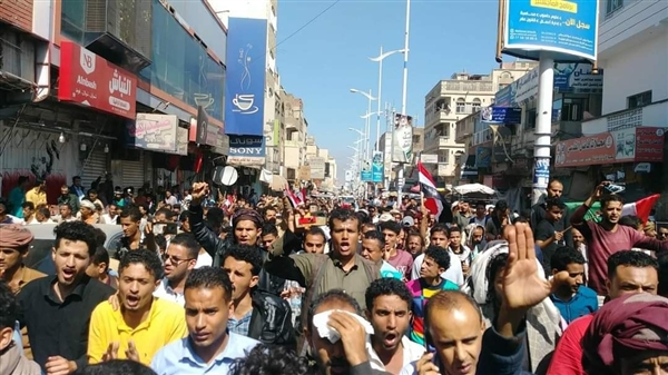تظاهرات في تعز وإضراب شامل للتجار تنديدا بانهيار العملة 