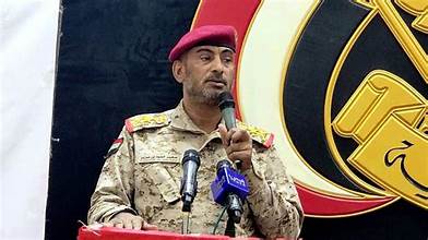 بن عزيز يؤكد اتخاذ قرار توحيد جميع القوات تحت قيادة واحدة والغاء جميع المسميات والتشكيلات وضمها لوزارة الدفاع