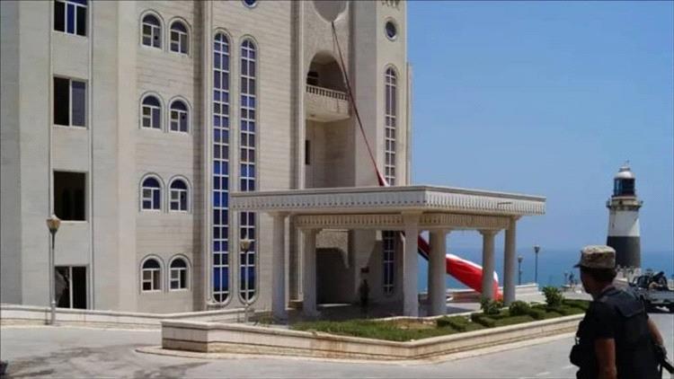 قوات من ألوية العمالقة تتسلّم تأمين قصر معاشيق وانسحاب قوات الانتقالي