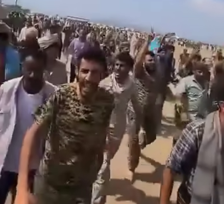 شاهد.. جنود موالون للإنتقالي في عدن يتظاهرون رفضاً لإجراءات البصمة ويهتفون ضد السعودية