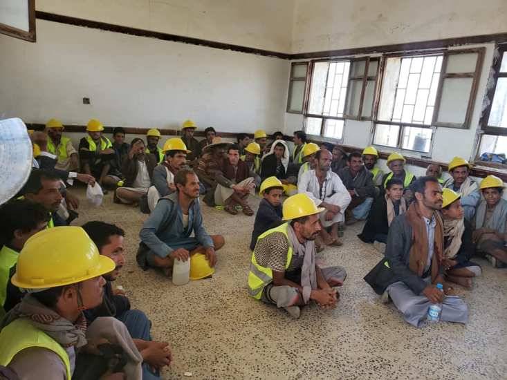الحوثيون يجبرون موظفي ودارسي محو الأمية على الالتحاق بالمعسكرات الطائفية