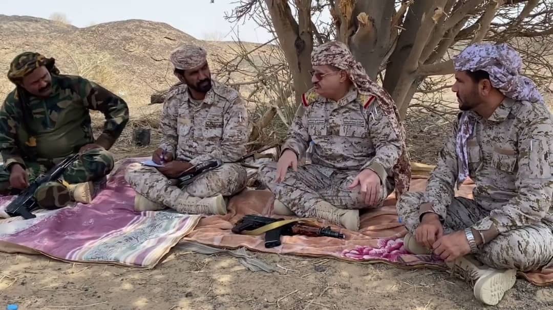 وزير الدفاع : المعركة تقتضي من اليمنيين توجيه بنادقهم لتحرير الوطن من المحتل الفارسي