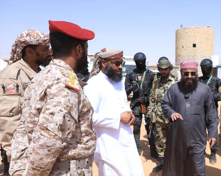 قائد درع الوطن يشرف ميدانياً على انتشار القوات في حضرموت