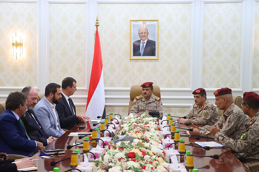 وزير الدفاع: هناك دلائل على وجود تخادم  وتعاون بين جماعة الحوثي وتنظيم القاعدة  وداعش