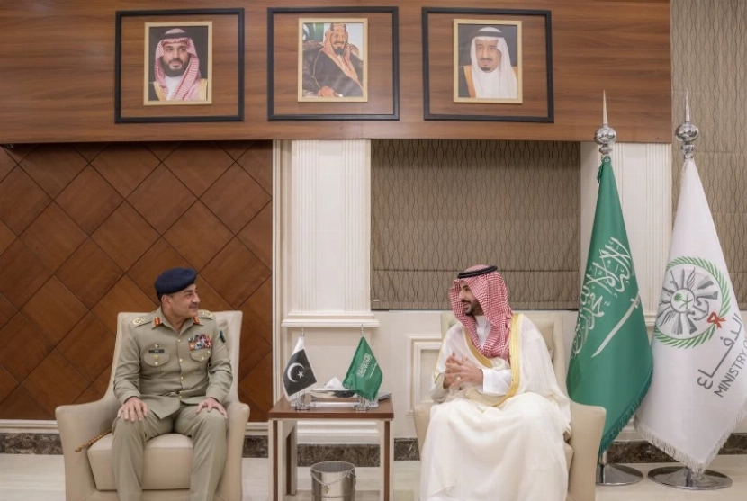 وزير الدفاع السعودي يبحث مع قائد الجيش الباكستاني الاعتداءات الإيرانية على المملكة