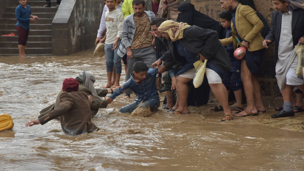مركز أبحاث دولي: وفاة 250 شخص في اليمن بسبب الأمطار الغزيرة والفيضانات العام الماضي