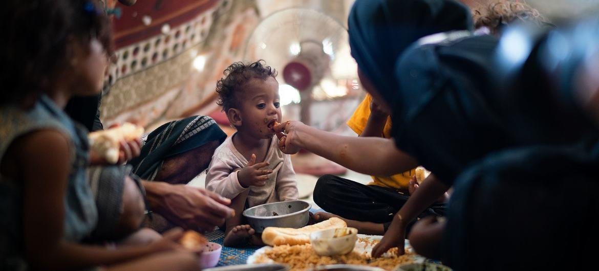 نصف اليمنيين لا يحصلون على طعام كافٍ ودعوات إلى تحويل أموال الإغاثة البنك المركزي في عدن