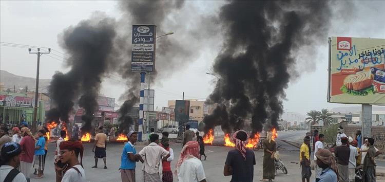 مصادمات بين قوات أمنية وعسكرية ومحتجين في تريم.. وسقوط مصابين خلال إعادة فتح طريق رئيسية