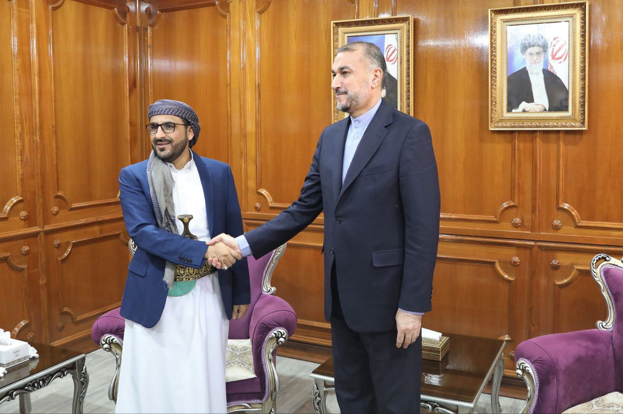 وزير الخارجية الإيراني يلتقي قياديا حوثياً في مسقط ويتوعد بالرد على الهجوم الإسرائيلي في دمشق من اليمن