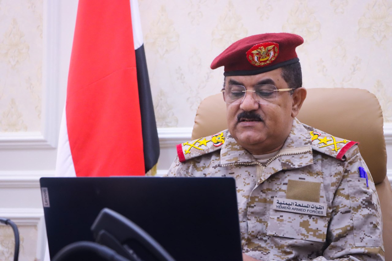 وزير الدفاع: جميع الطرقات من جانب القوات المسلحة مفتوحة ولم تقطعها سوى المليشيات الحوثية