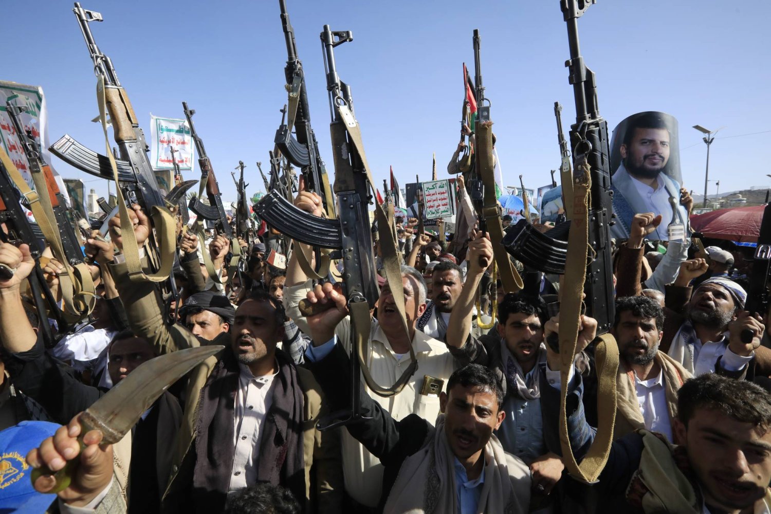 بعد تصعيد جديد... الجيش الأميركي يدمّر مسيرات وصواريخ للحوثيين باليمن