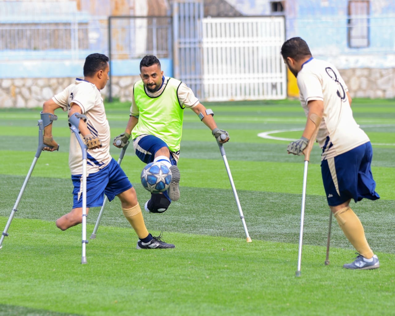 ضحايا الحرب ينهضون بالكرة.. منتخب مبتوري اليمن يشارك دوليًا لأول مرة ويطمح للتأهل إلى كأس العالم