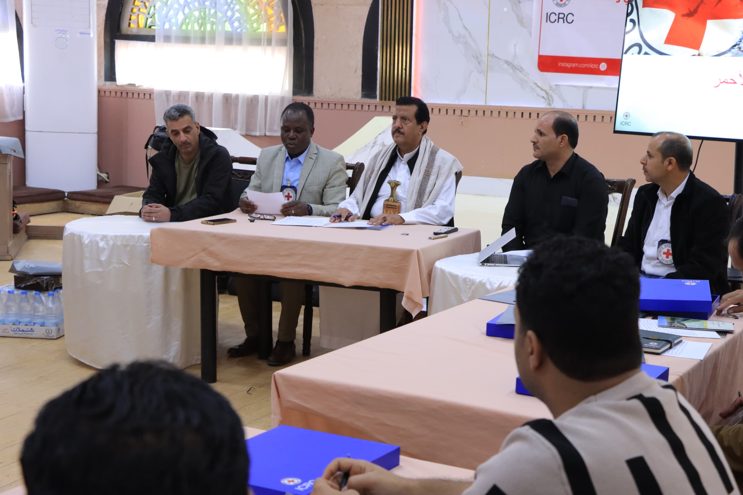 الصليب الأحمر ينظّم طاولة مستديرة في مأرب لتعزيز الصحافة الإنسانية والتحقق من المعلومات وسط تحديات النزاع