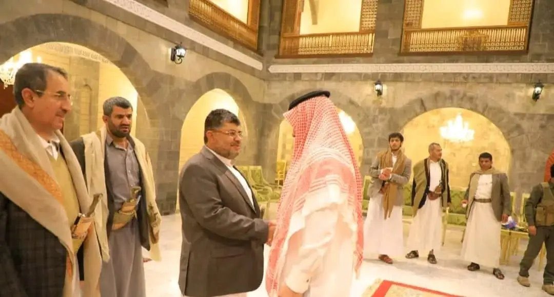 اول صورة للسفير السعودي مع محمد الحوثي وجلال الرويشان من صنعاء
