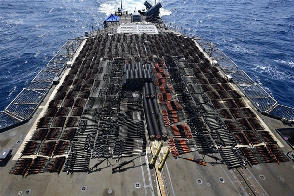 البحرية الأمريكية تصادر  شحنة أسلحة كانت في طريقها للمليشيات الحوثية 