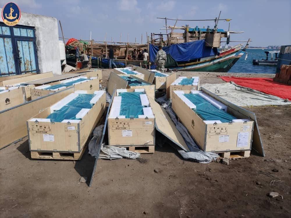 خفر السواحل يضبط سفينتين محمّلتين بمعدات اتصالات "هواوي" مهرّبة قبالة سواحل عدن