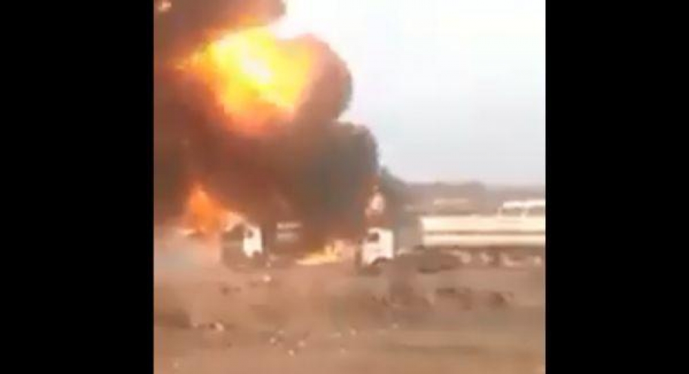 مشرف حوثي يحرق 3 شاحنات بترول بمحافظة المحويت لتاجر رفض دفع المجهود الحربي
